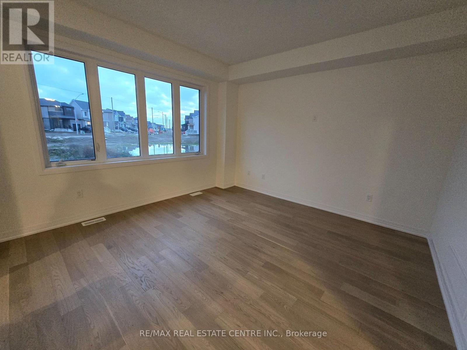 20 Heritage Way, Thorold, Ontario  L2V 0B7 - Photo 4 - X12772464