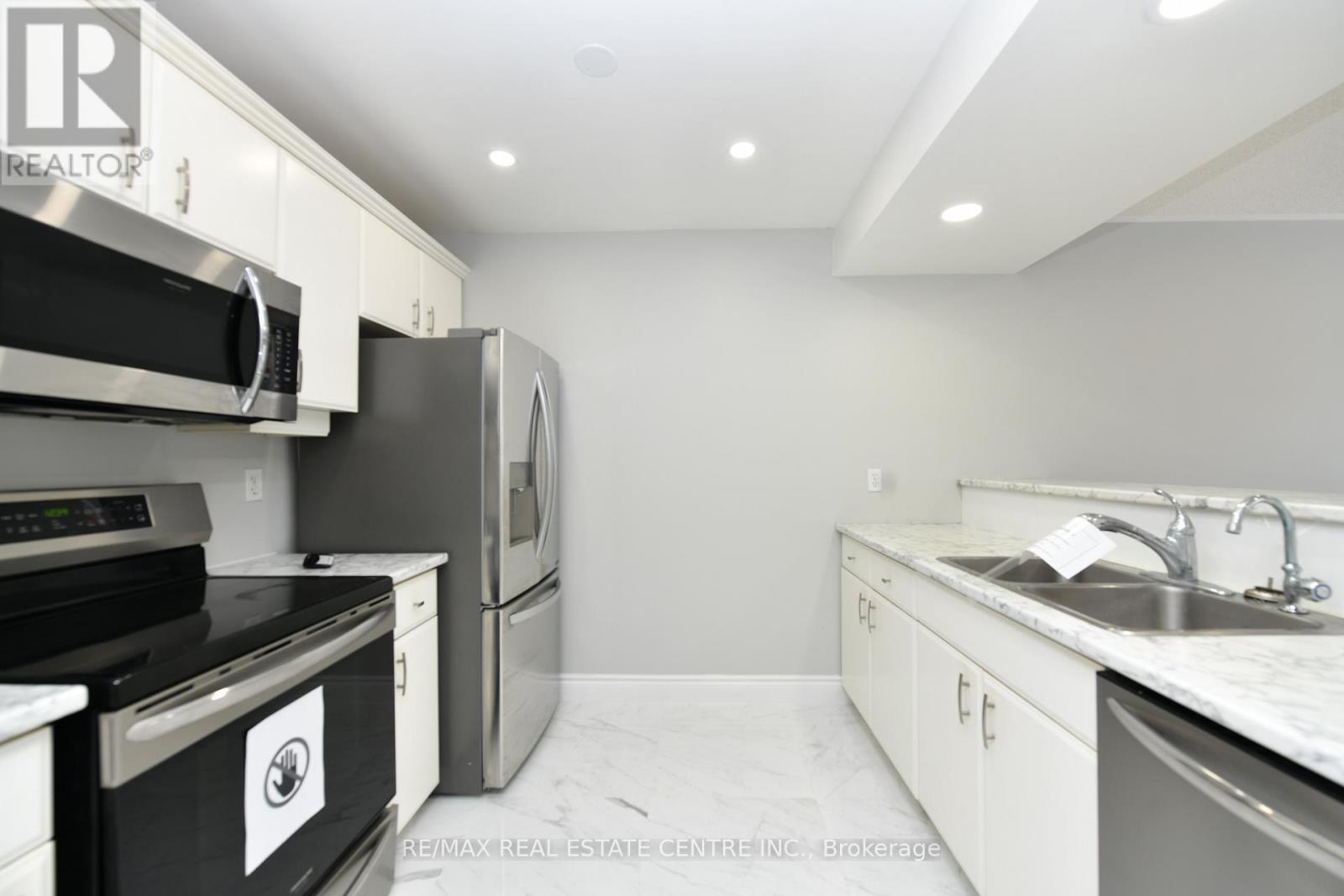 3 - 230 Blackhorne Drive, Kitchener, Ontario  N2E 1Z4 - Photo 2 - X12772492