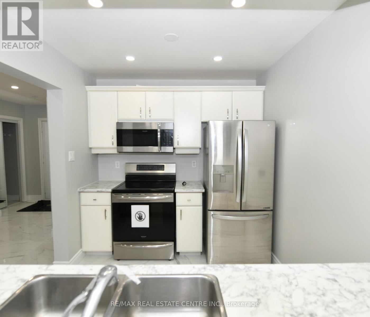 3 - 230 Blackhorne Drive, Kitchener, Ontario  N2E 1Z4 - Photo 3 - X12772492