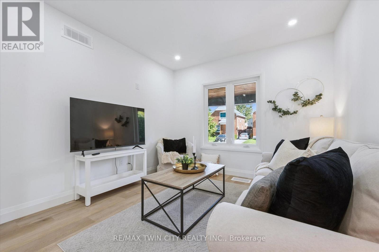 66 Trinity Street, Stratford, Ontario  N5A 4P4 - Photo 6 - X12772520