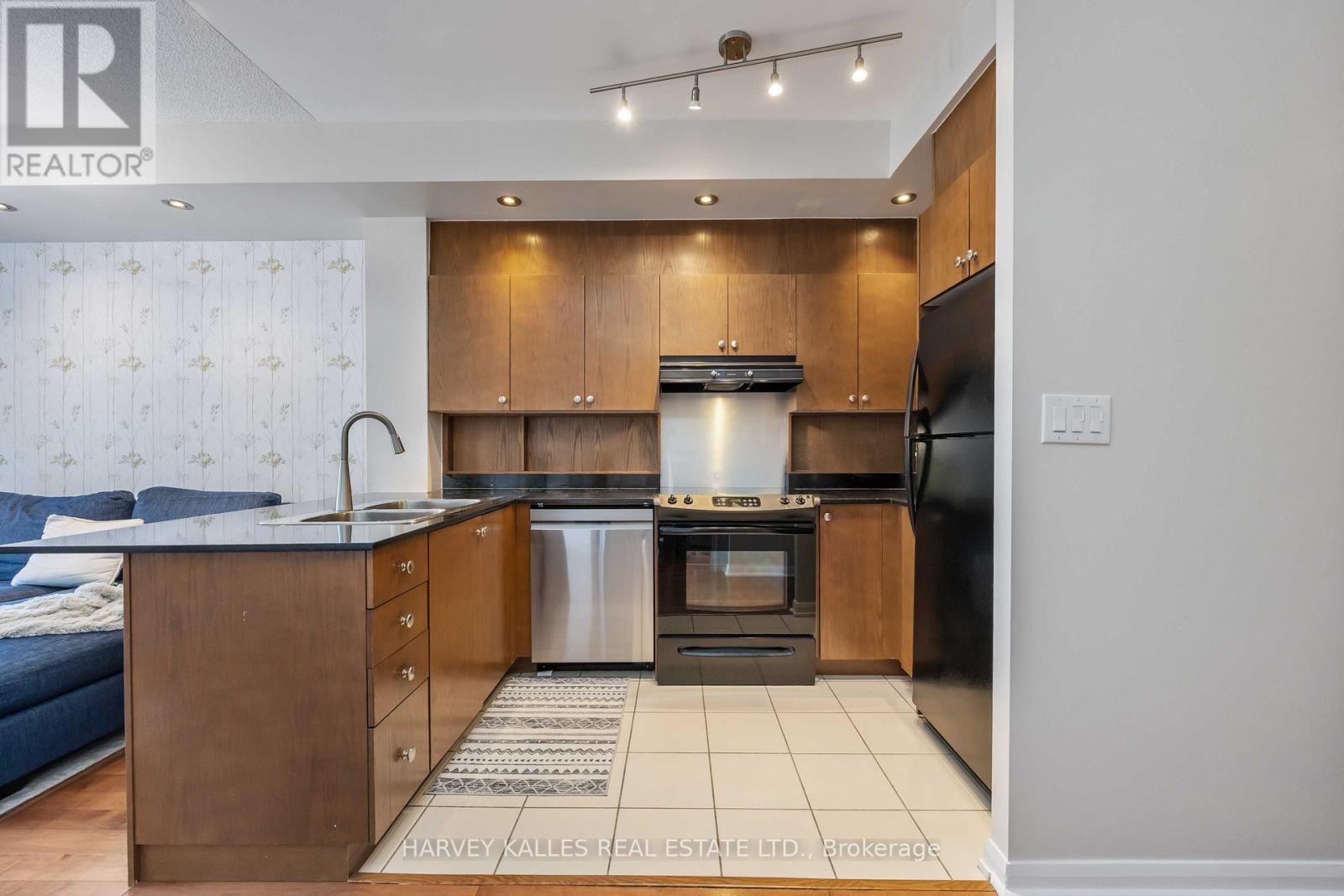 601 - 18 Beverley Street, Toronto, Ontario  M5T 3L2 - Photo 17 - C12759562