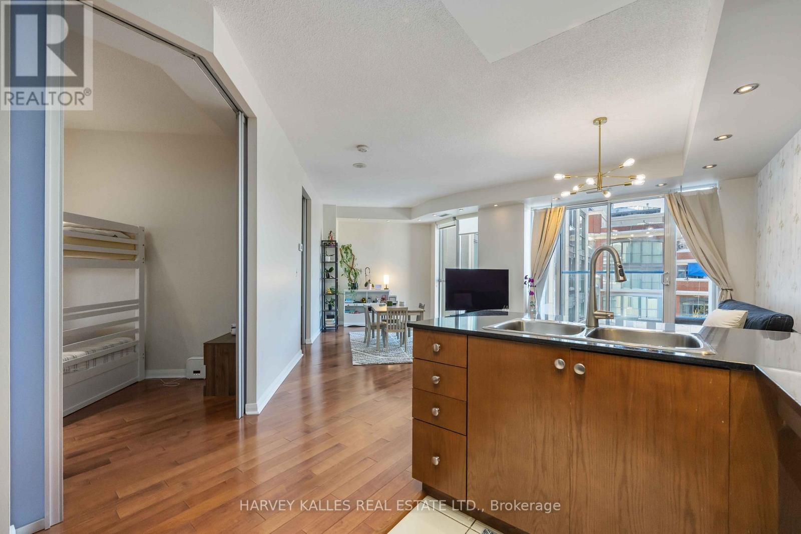 601 - 18 Beverley Street, Toronto, Ontario  M5T 3L2 - Photo 19 - C12759562