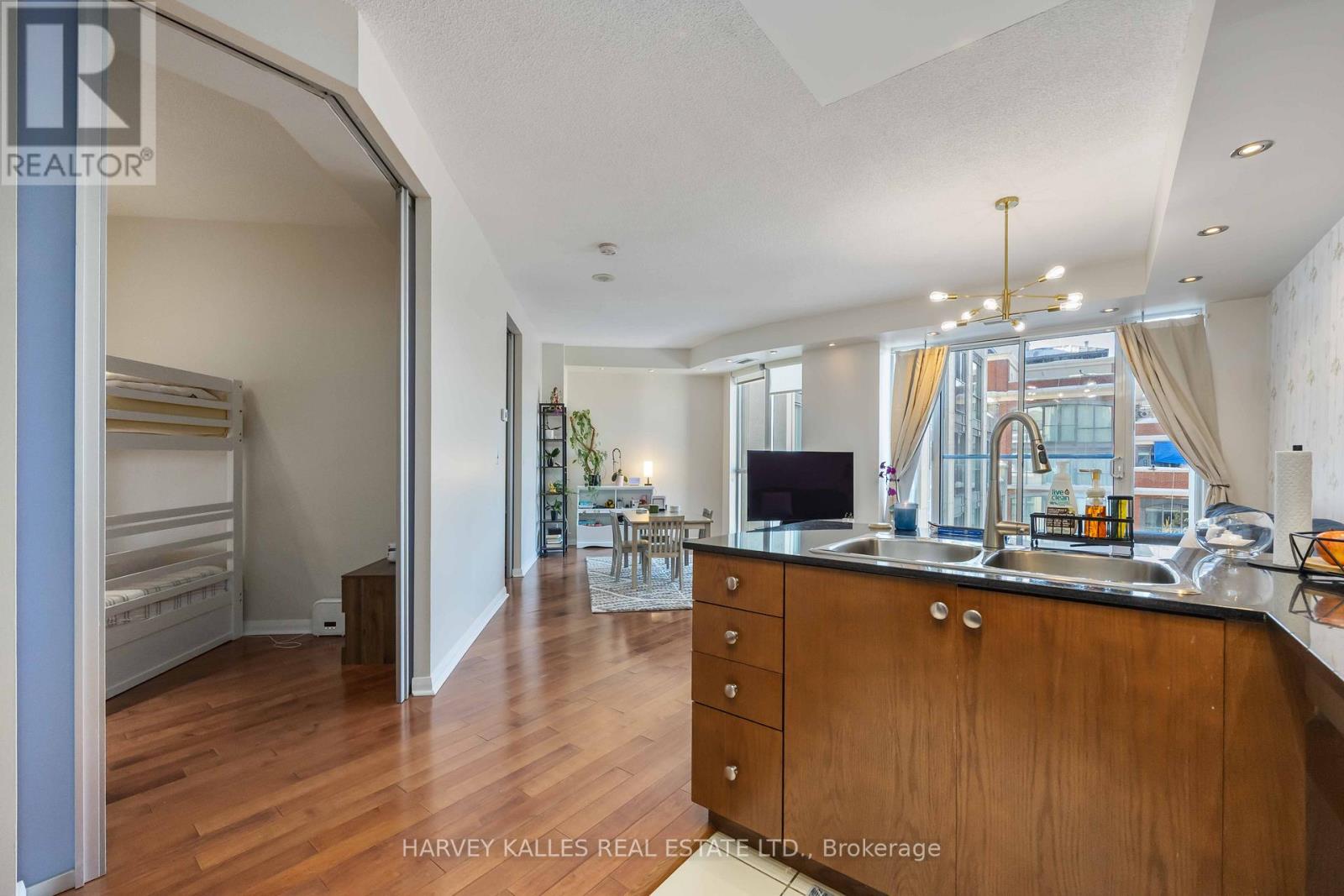 601 - 18 Beverley Street, Toronto, Ontario  M5T 3L2 - Photo 9 - C12759562