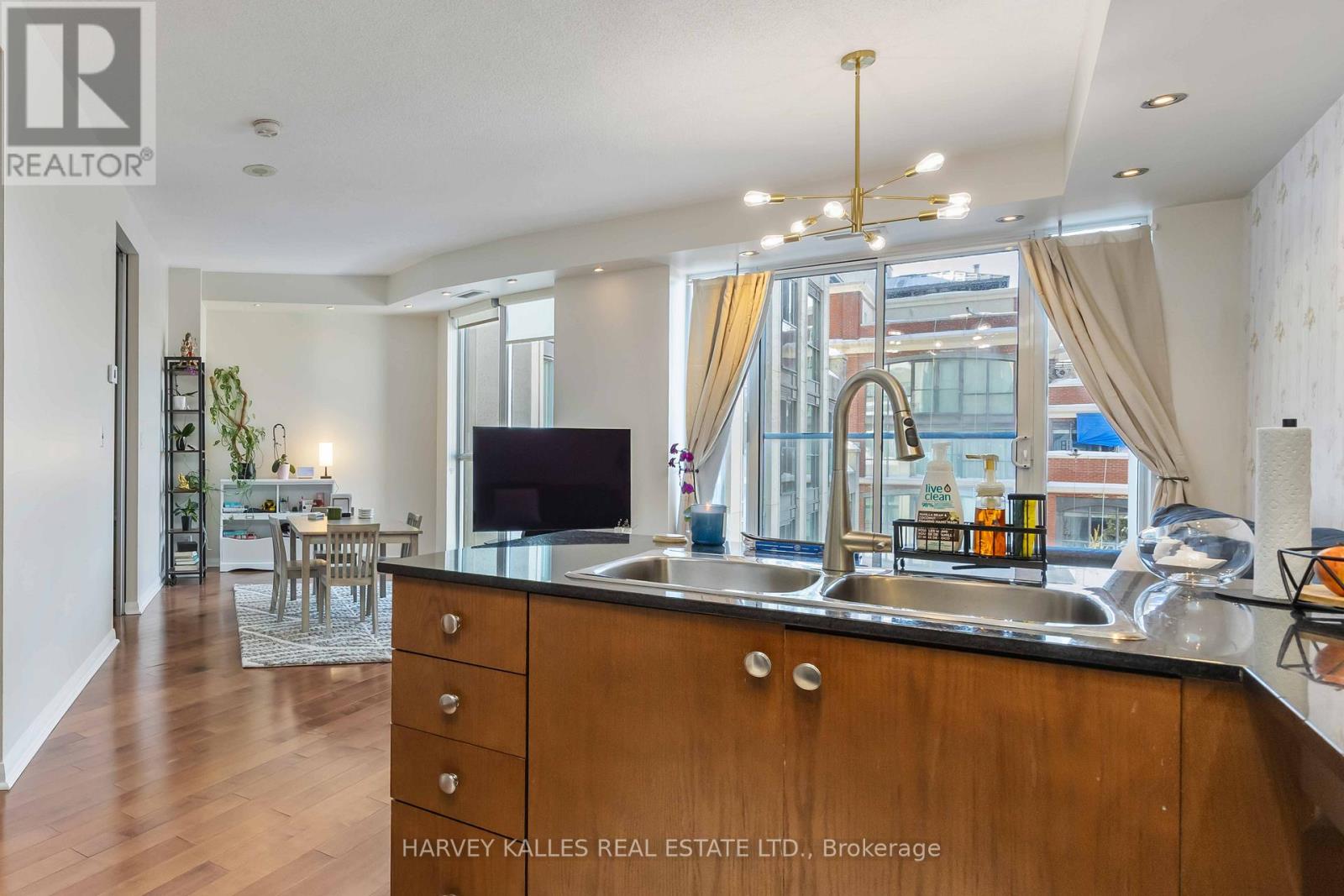 601 - 18 Beverley Street, Toronto, Ontario  M5T 3L2 - Photo 7 - C12759562