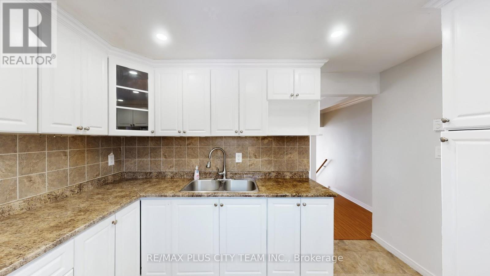 50 Darras Court, Brampton, Ontario  L6T 1W7 - Photo 12 - W12601144