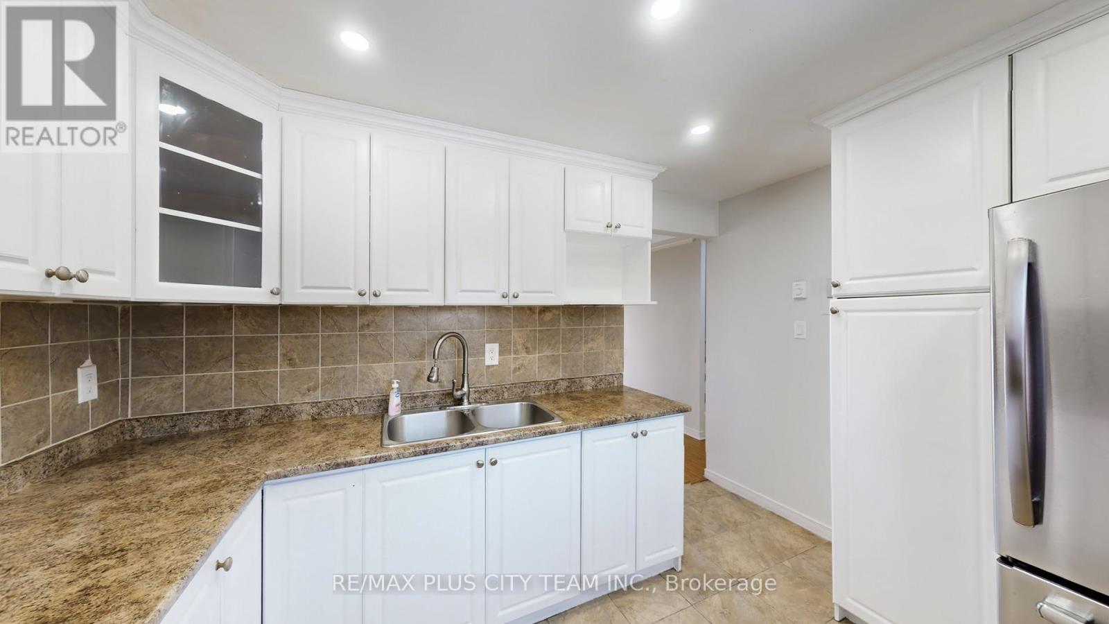 50 Darras Court, Brampton, Ontario  L6T 1W7 - Photo 13 - W12601144