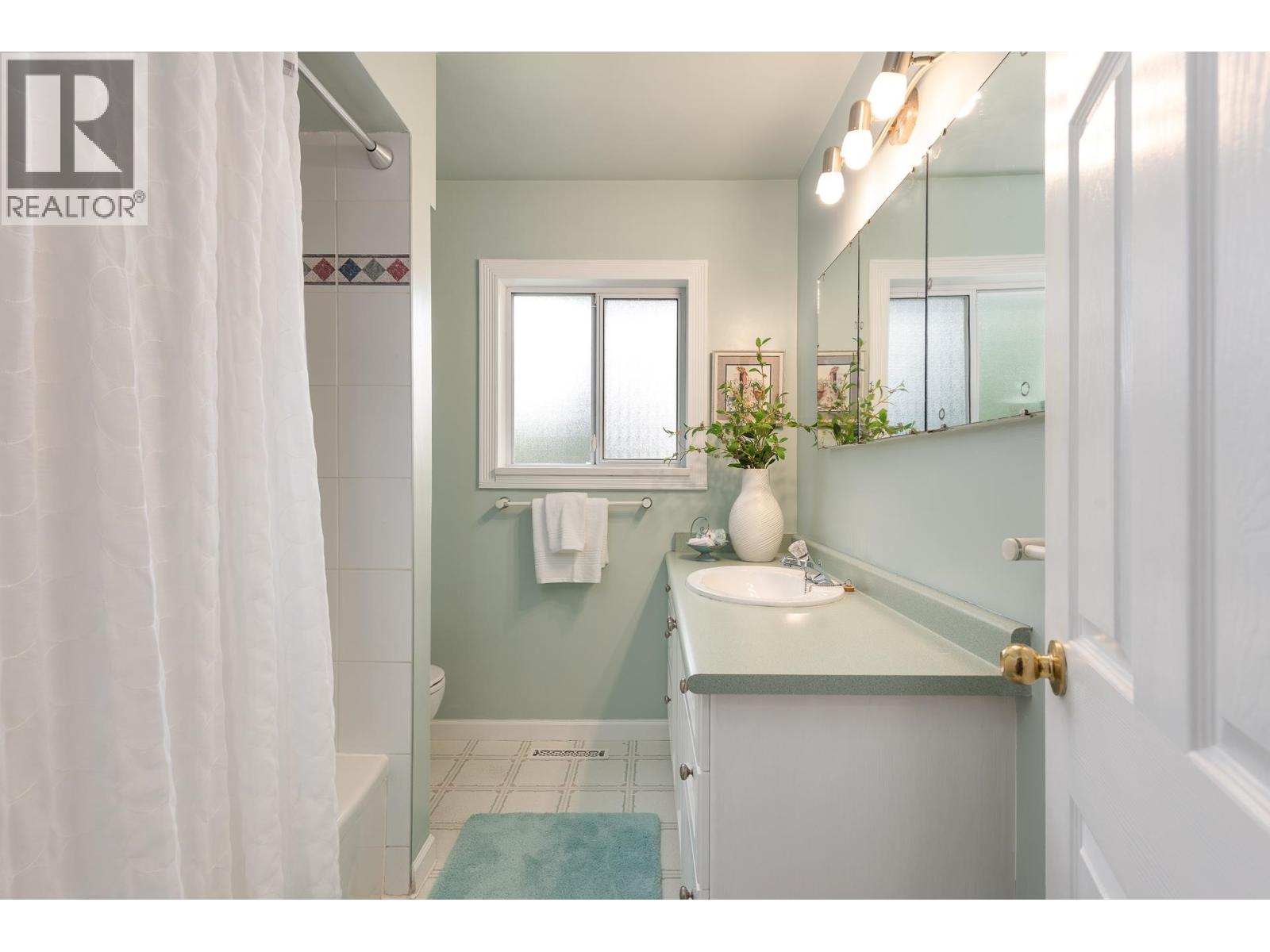 2070 Lyons Court, Coquitlam, British Columbia  V3J 3L7 - Photo 14 - R3087897