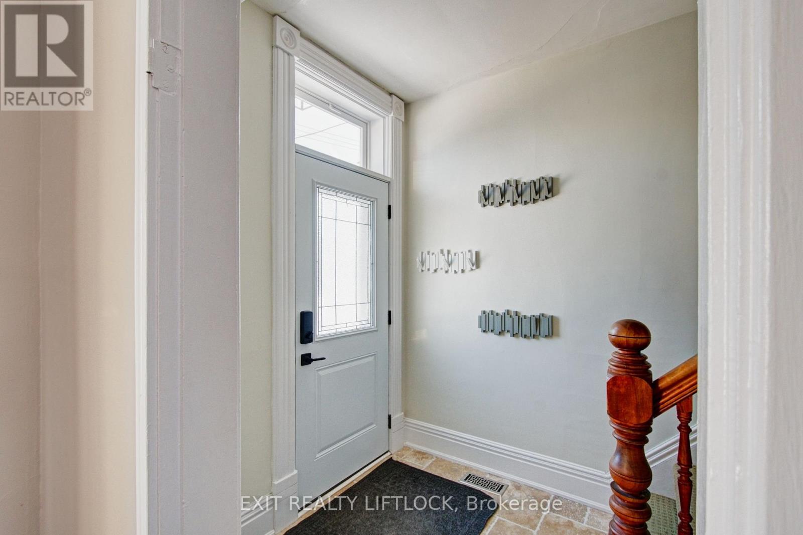 558 Chamberlain Street, Peterborough, Ontario  K9J 4L5 - Photo 4 - X12772612