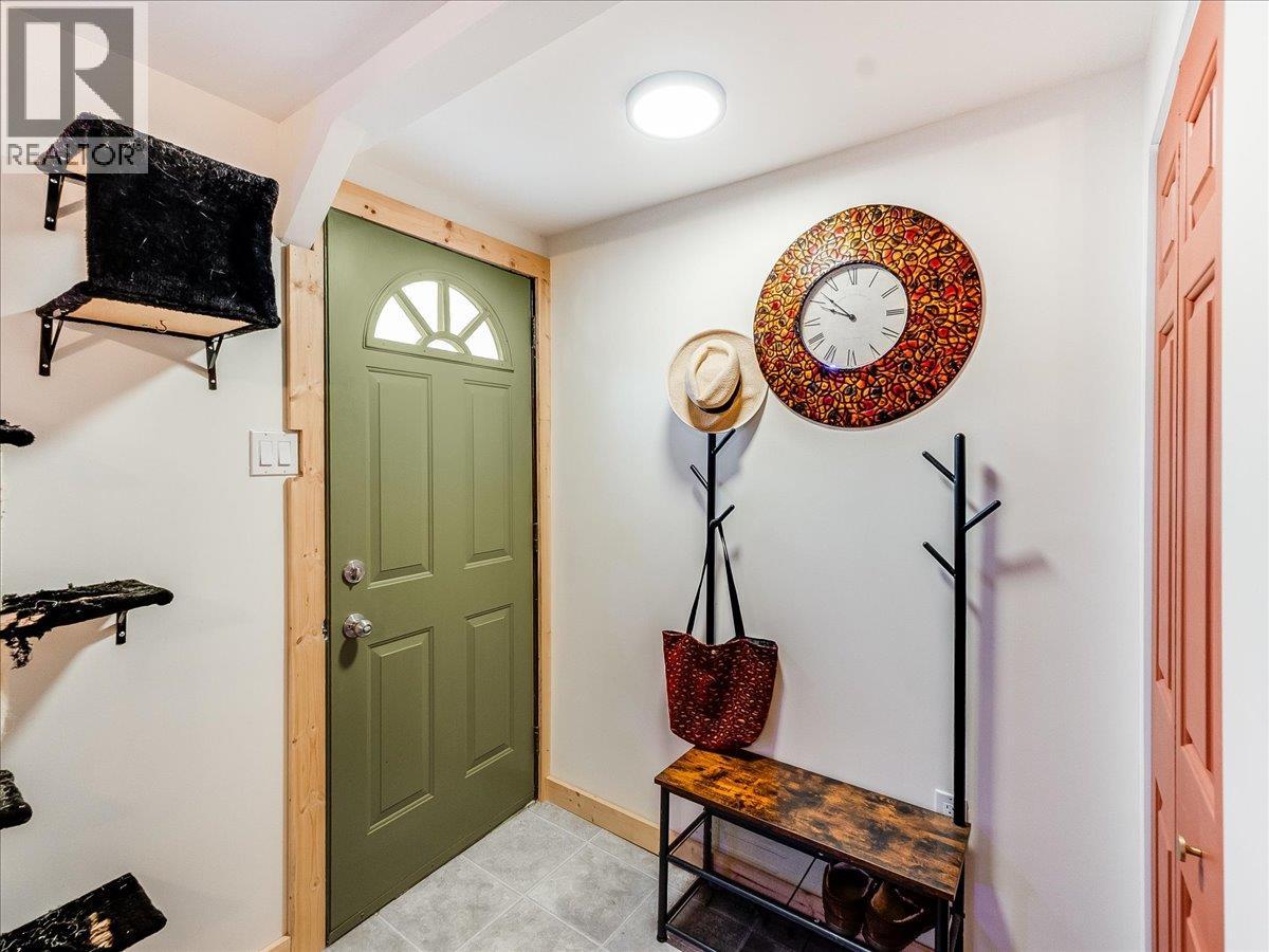 2905 5th Avenue, Castlegar, British Columbia  V1N 2V2 - Photo 10 - 10375339