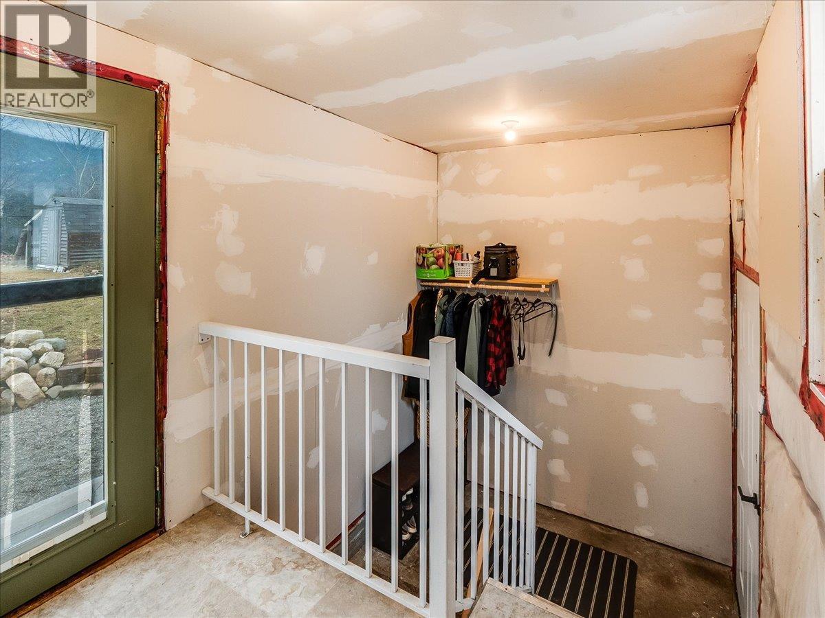 2905 5th Avenue, Castlegar, British Columbia  V1N 2V2 - Photo 34 - 10375339