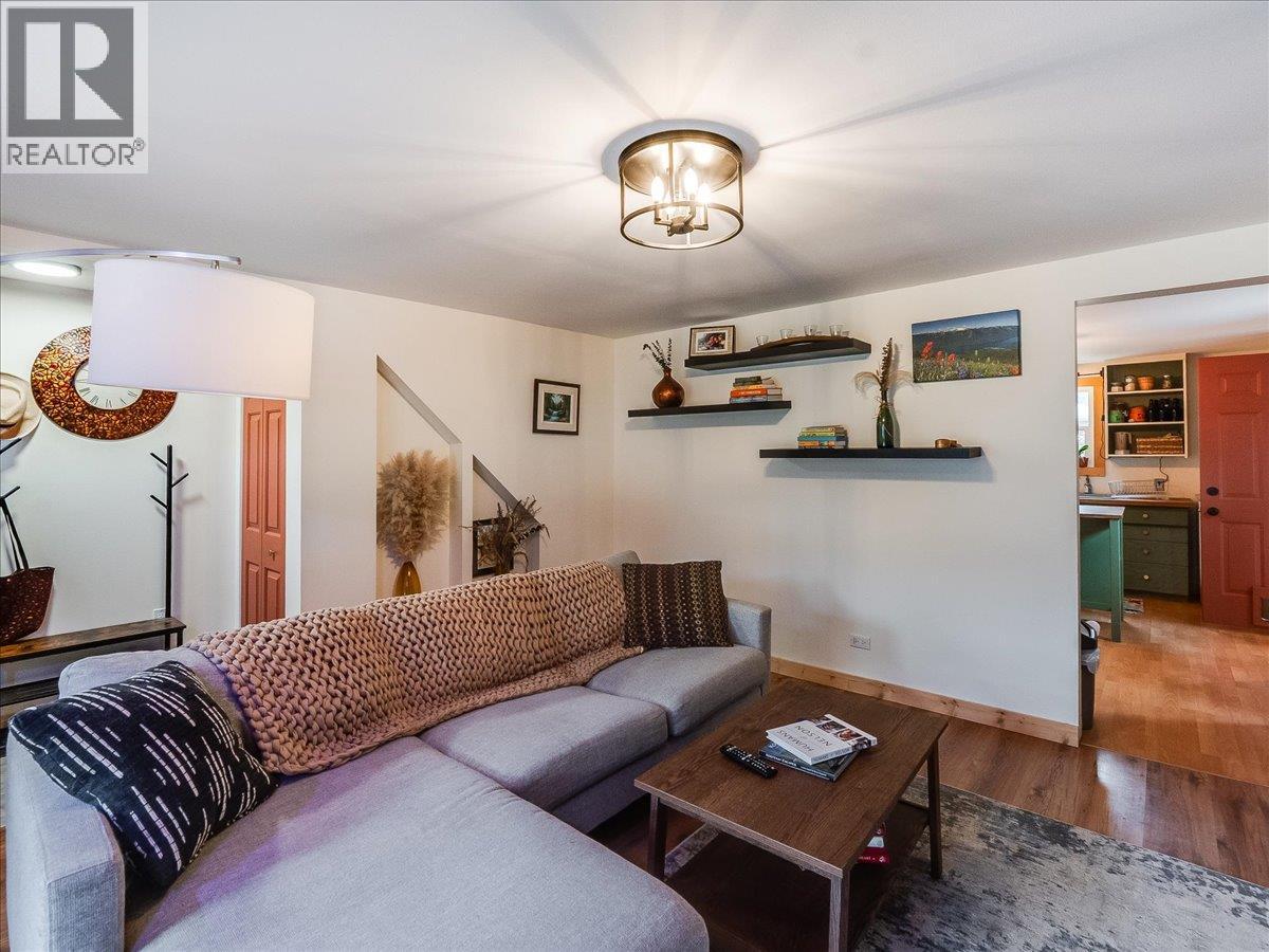 2905 5th Avenue, Castlegar, British Columbia  V1N 2V2 - Photo 14 - 10375339