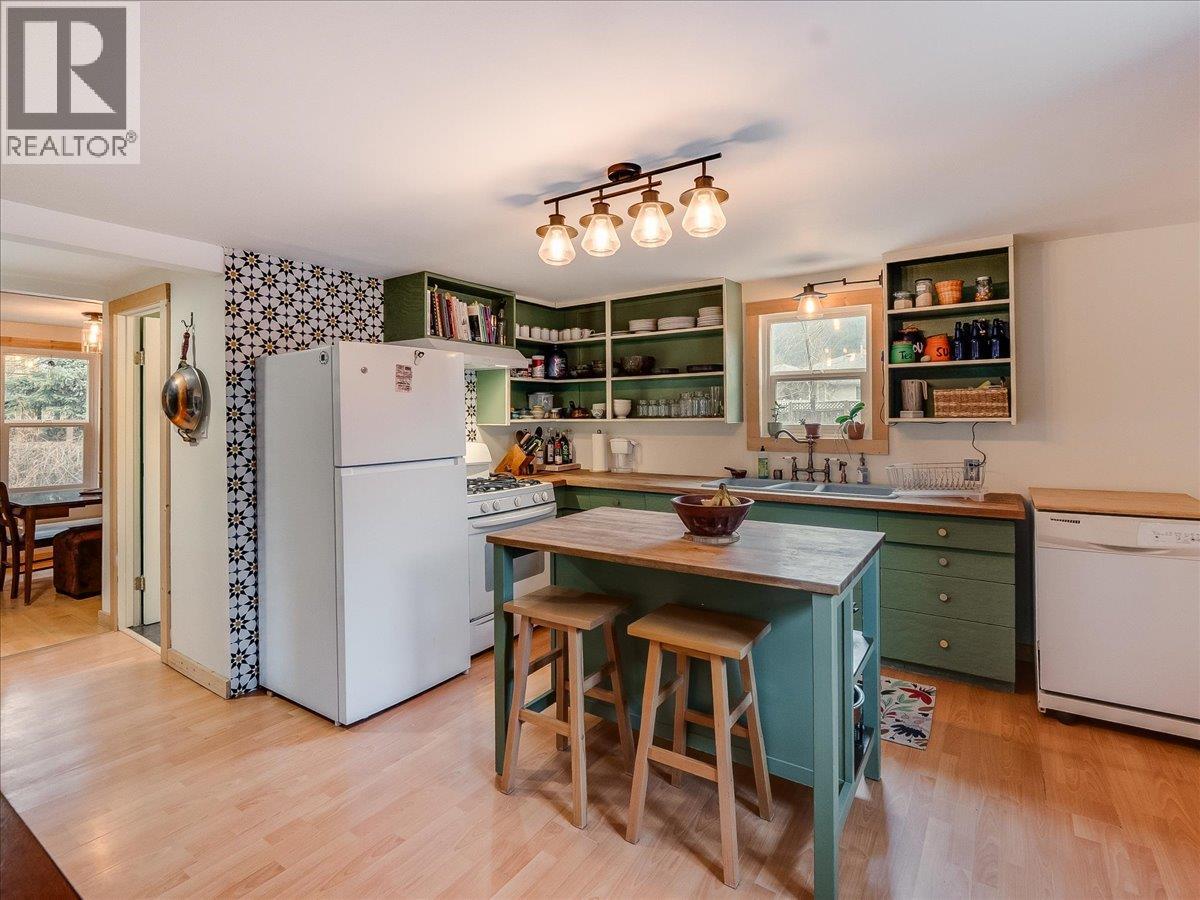 2905 5th Avenue, Castlegar, British Columbia  V1N 2V2 - Photo 17 - 10375339