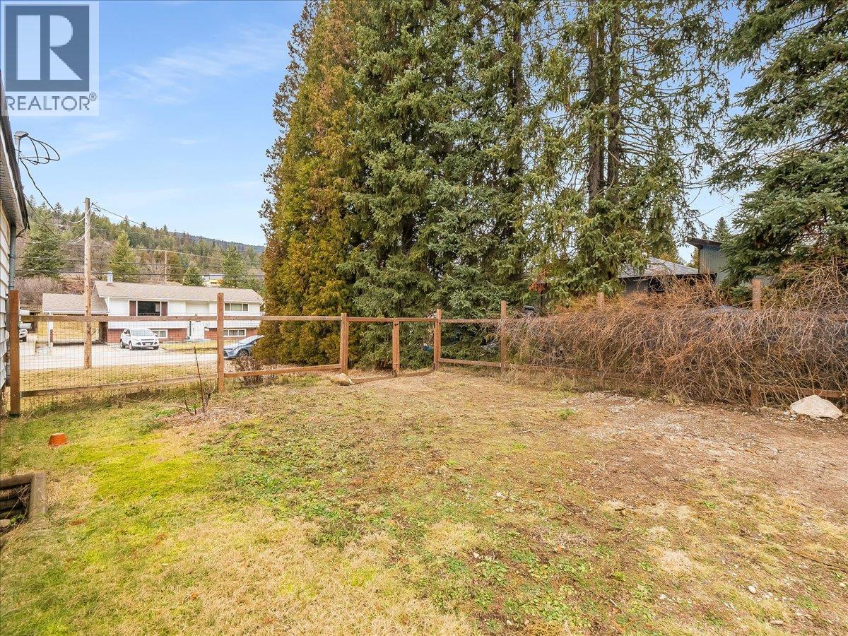 2905 5th Avenue, Castlegar, British Columbia  V1N 2V2 - Photo 40 - 10375339