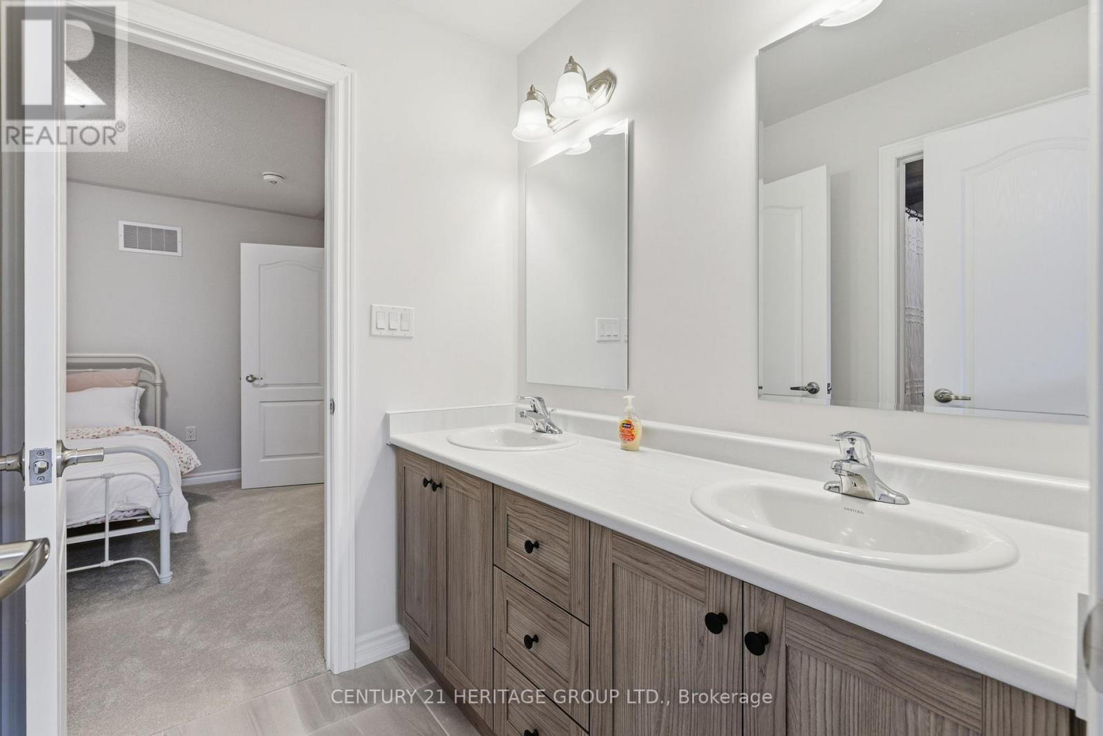 8 Scotia Road, Georgina, Ontario  L0E 1R0 - Photo 26 - N12772648