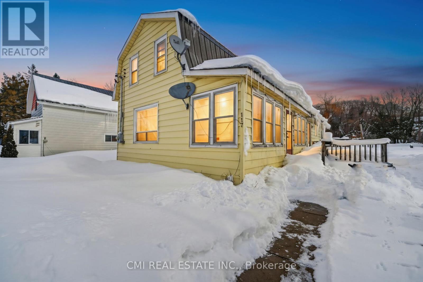 117 Fox Street, Penetanguishene, Ontario  L9M 1E2 - Photo 1 - S12772614