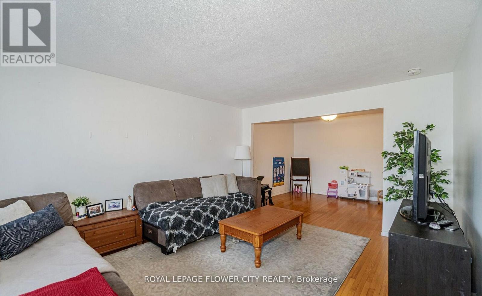 18 Prouse Drive, Brampton, Ontario  L6V 3A8 - Photo 9 - W12772586