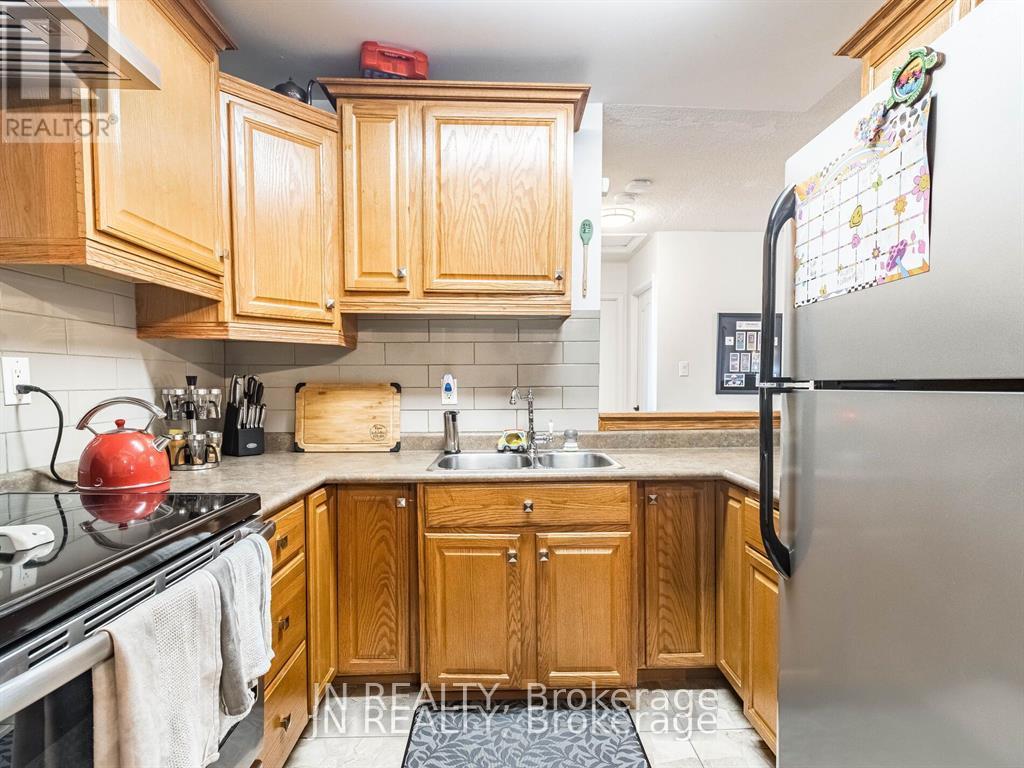 23 Hazelglen Court, Brampton, Ontario  L6S 1N7 - Photo 10 - W12772628