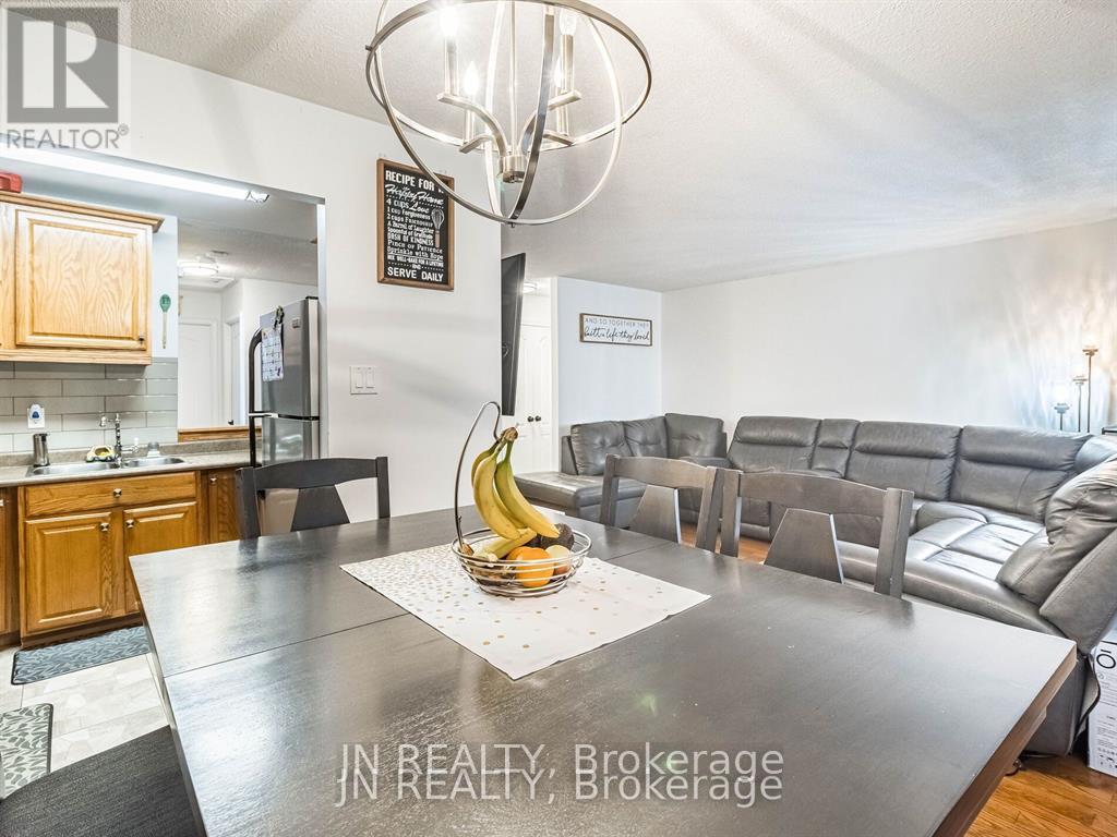 23 Hazelglen Court, Brampton, Ontario  L6S 1N7 - Photo 11 - W12772628