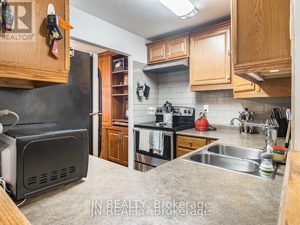 23 Hazelglen Court, Brampton, Ontario  L6S 1N7 - Photo 12 - W12772628