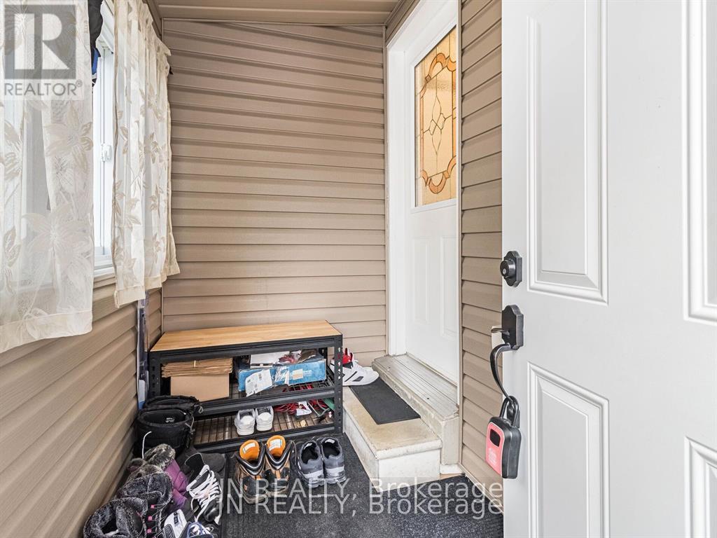 23 Hazelglen Court, Brampton, Ontario  L6S 1N7 - Photo 2 - W12772628