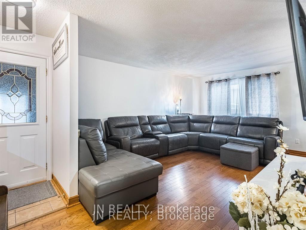 23 Hazelglen Court, Brampton, Ontario  L6S 1N7 - Photo 6 - W12772628