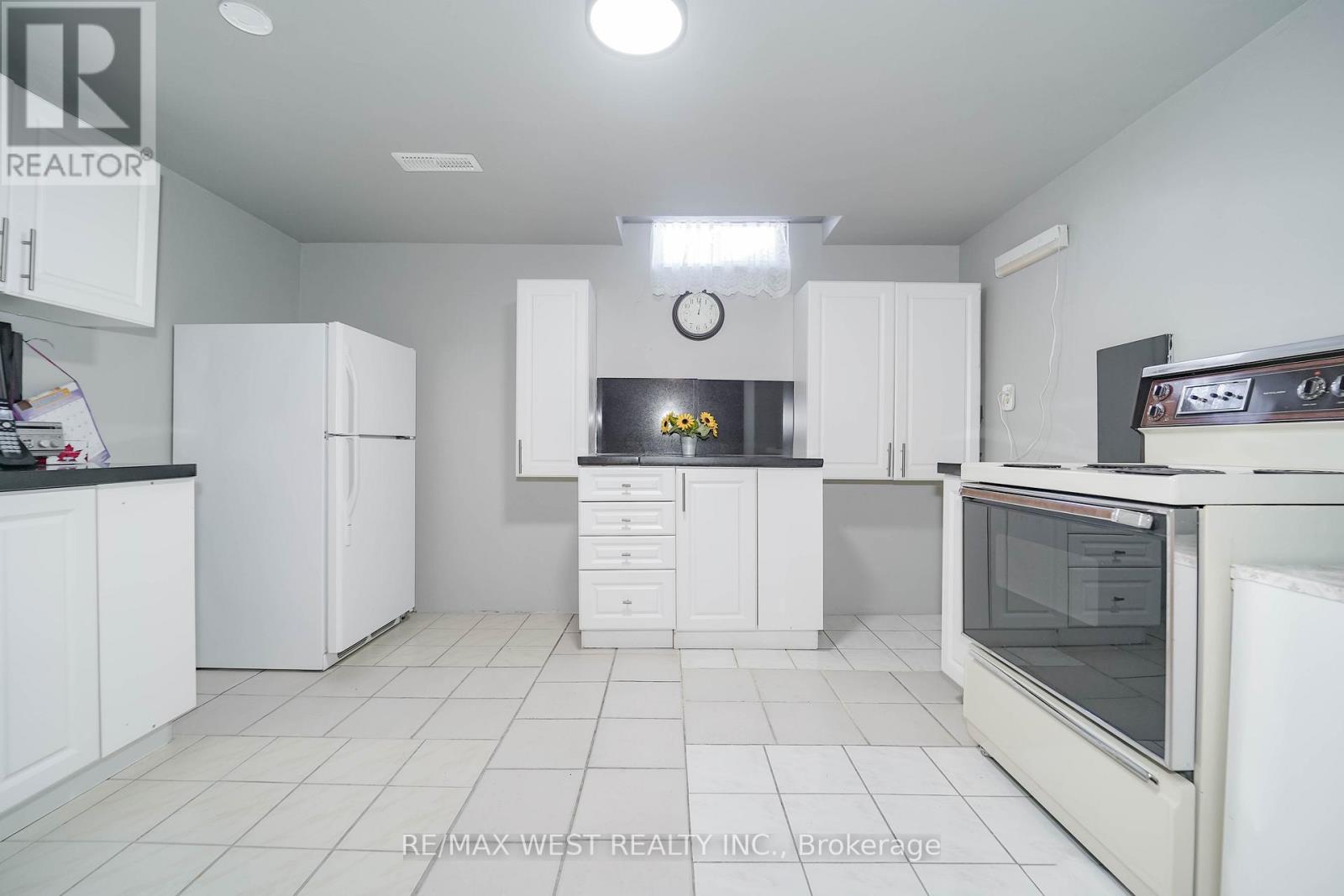 401 Laurentian Avenue, Mississauga, Ontario  L4Z 2J4 - Photo 12 - W12772650