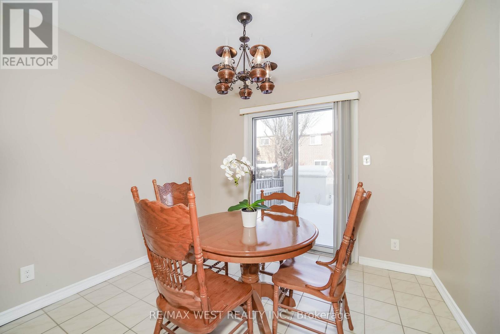 401 Laurentian Avenue, Mississauga, Ontario  L4Z 2J4 - Photo 5 - W12772650