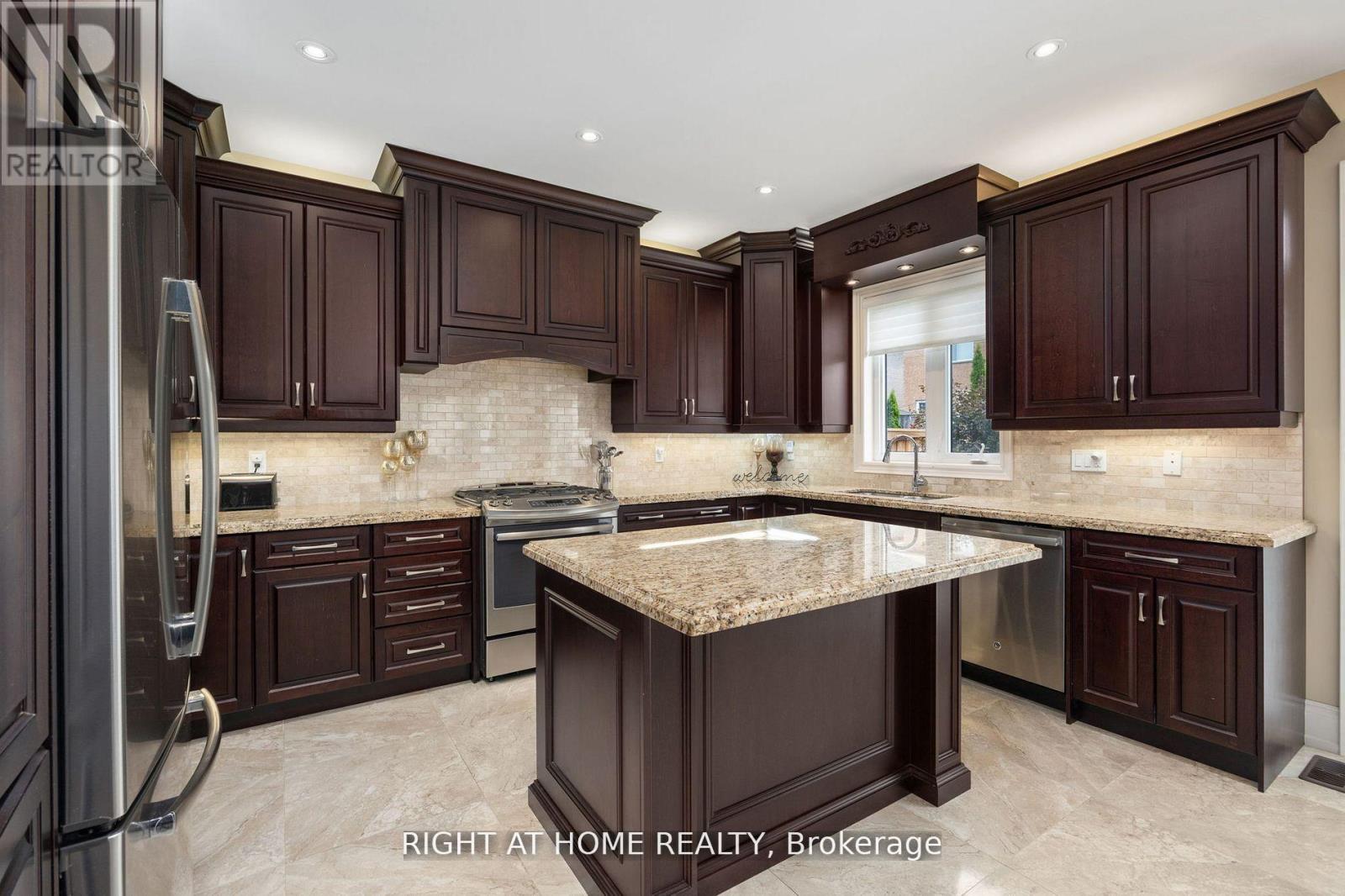 25 Charterhouse Drive N, Whitby, Ontario  L1R 3R8 - Photo 6 - E12772702