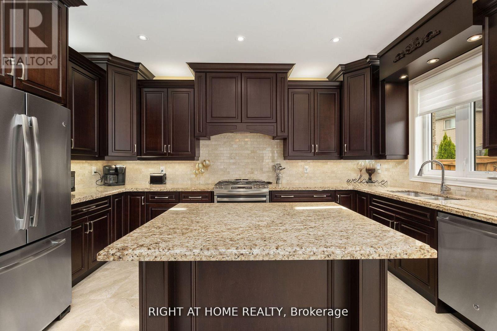 25 Charterhouse Drive N, Whitby, Ontario  L1R 3R8 - Photo 7 - E12772702