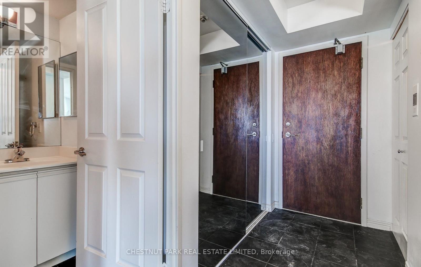 Ph210 - 942 Yonge Street, Toronto, Ontario  M4W 3S8 - Photo 5 - C12772864