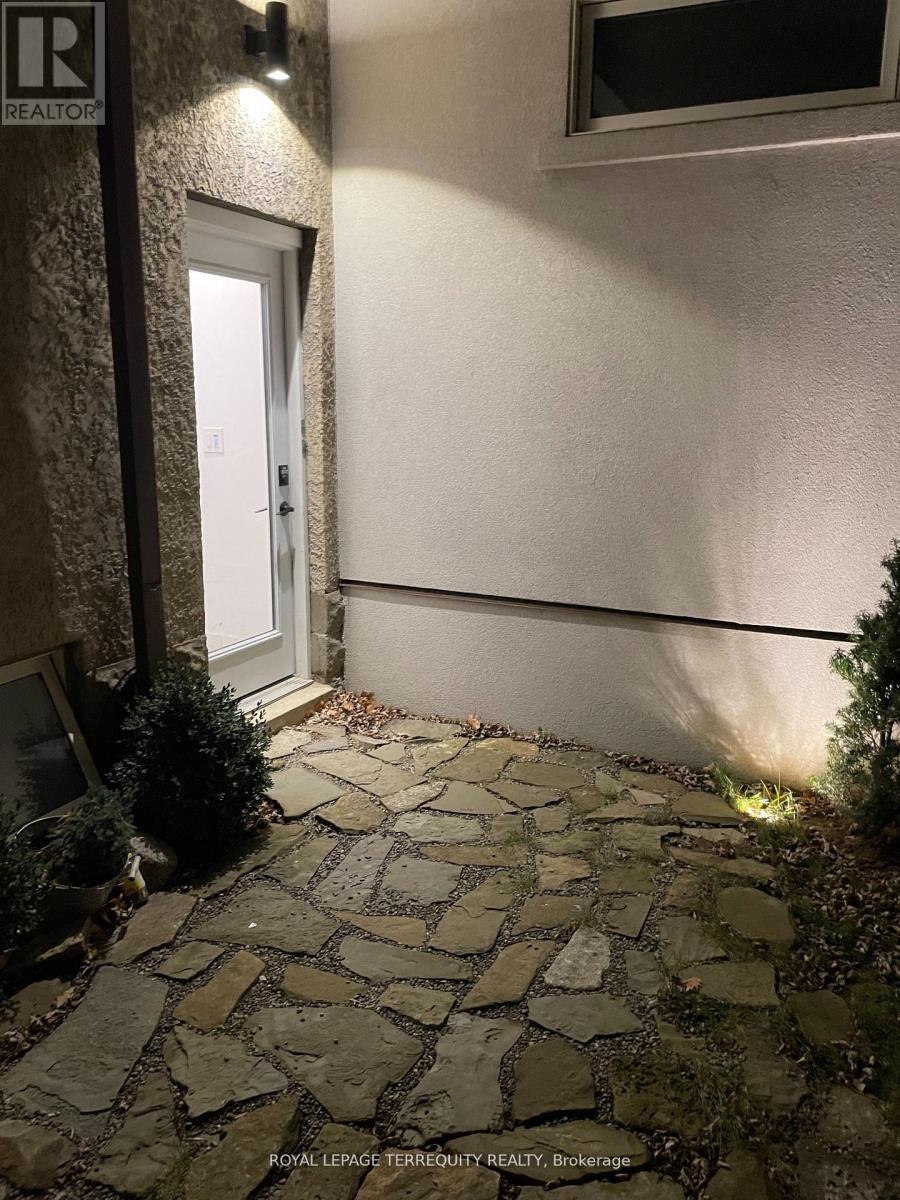 Lower - 69 Hillcrest Drive, Toronto, Ontario  M6G 2E5 - Photo 2 - C12772868