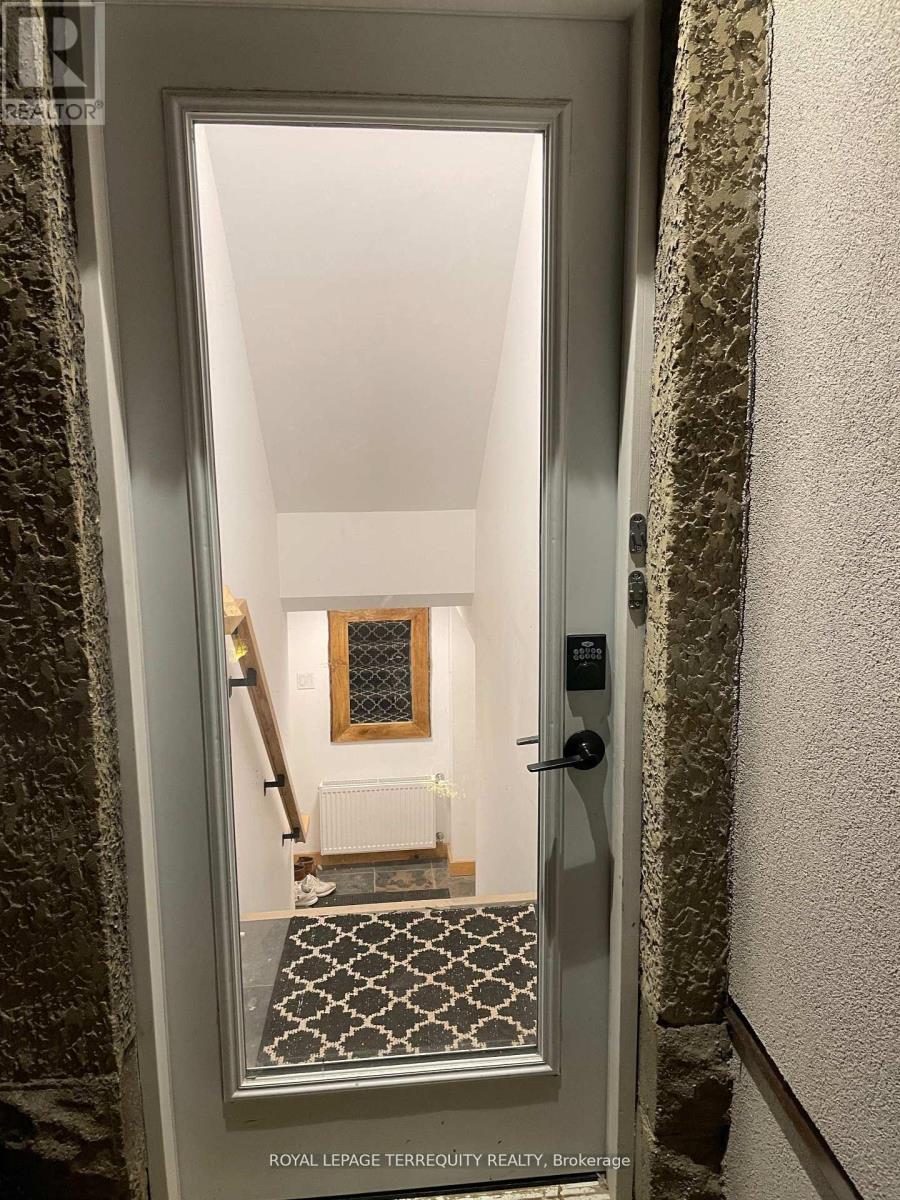 Lower - 69 Hillcrest Drive, Toronto, Ontario  M6G 2E5 - Photo 3 - C12772868