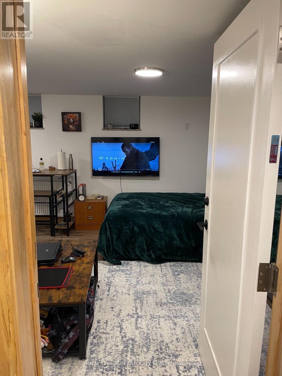 Lower - 69 Hillcrest Drive, Toronto, Ontario  M6G 2E5 - Photo 5 - C12772868