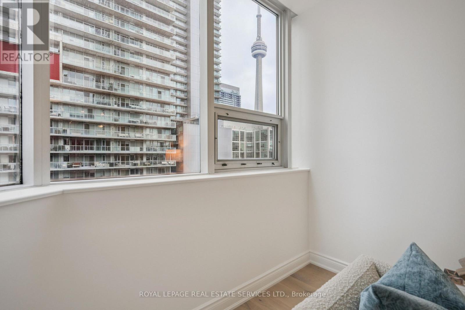 904 - 393 King Street W, Toronto, Ontario  M5V 3G8 - Photo 2 - C12772878
