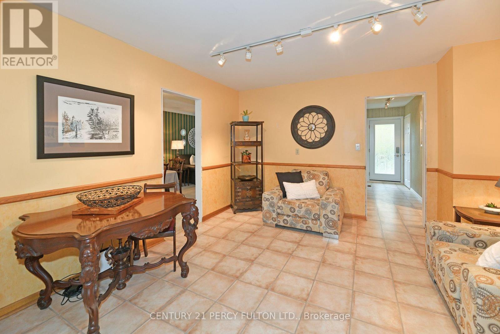 10208 Tenth Line, Halton Hills, Ontario  L0P 1K0 - Photo 11 - W12772696