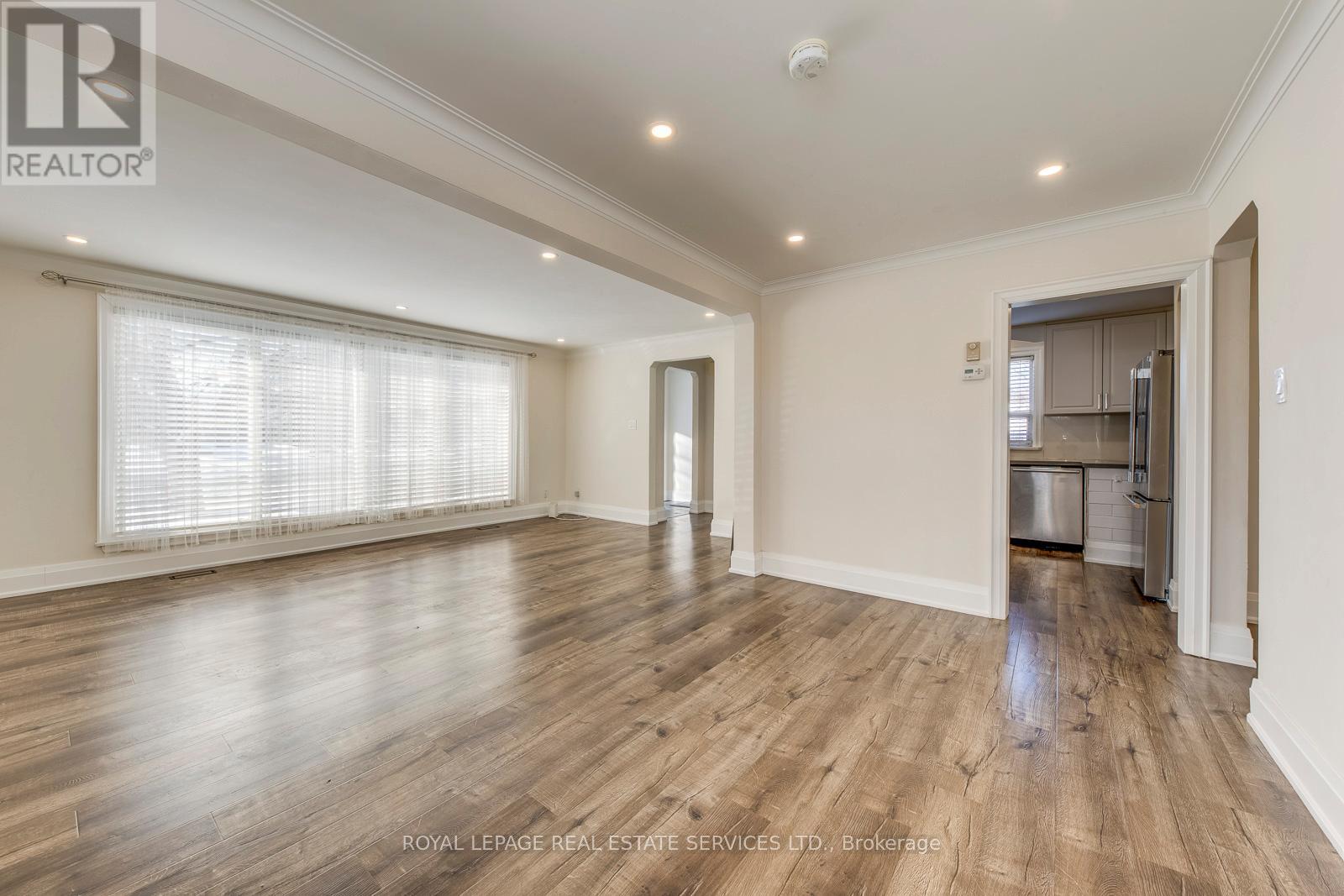 Upper - 91 Ravenscrest Drive, Toronto, Ontario  M9B 5N5 - Photo 11 - W12772800