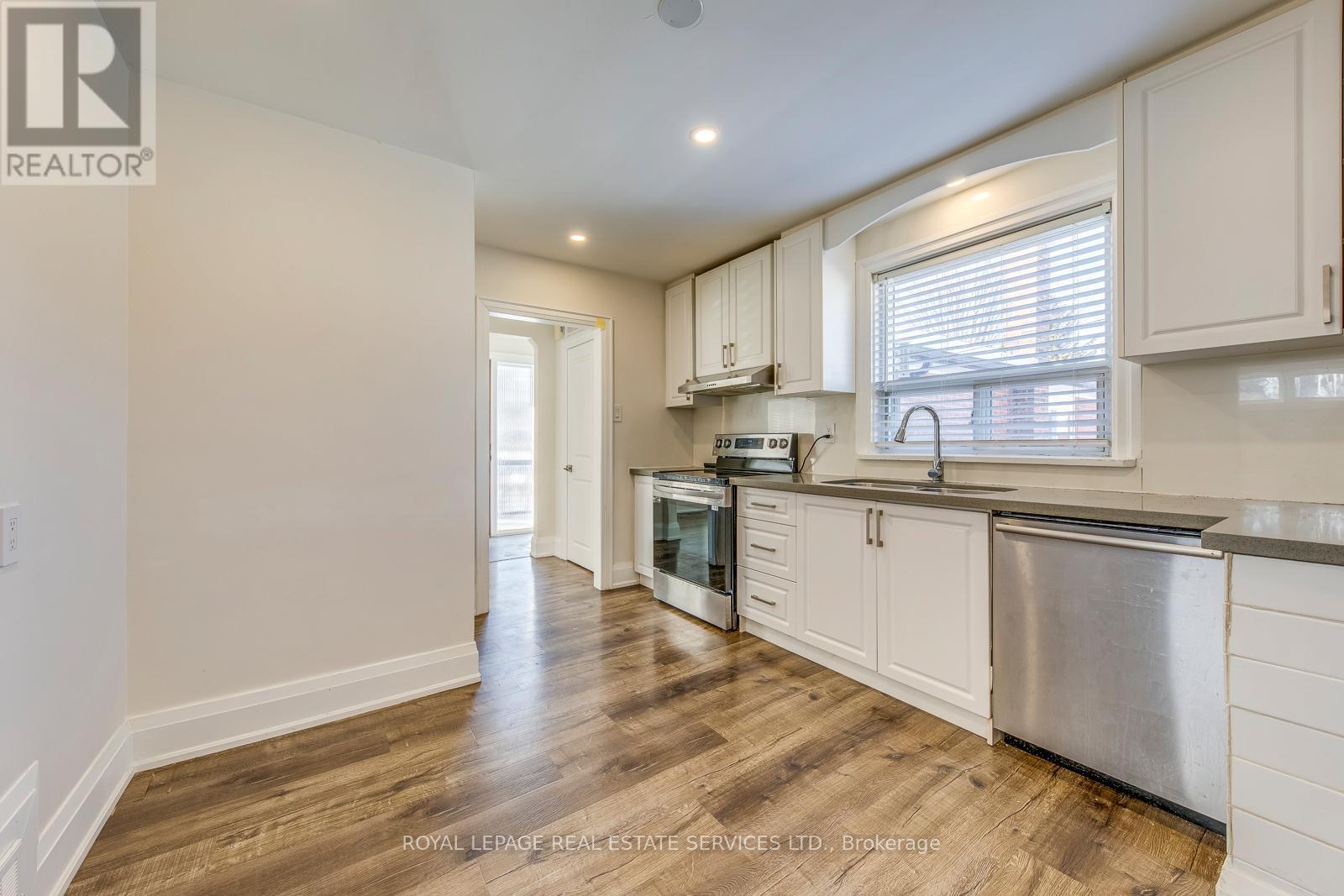 Upper - 91 Ravenscrest Drive, Toronto, Ontario  M9B 5N5 - Photo 14 - W12772800