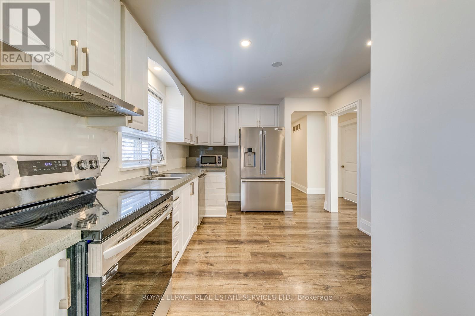 Upper - 91 Ravenscrest Drive, Toronto, Ontario  M9B 5N5 - Photo 16 - W12772800