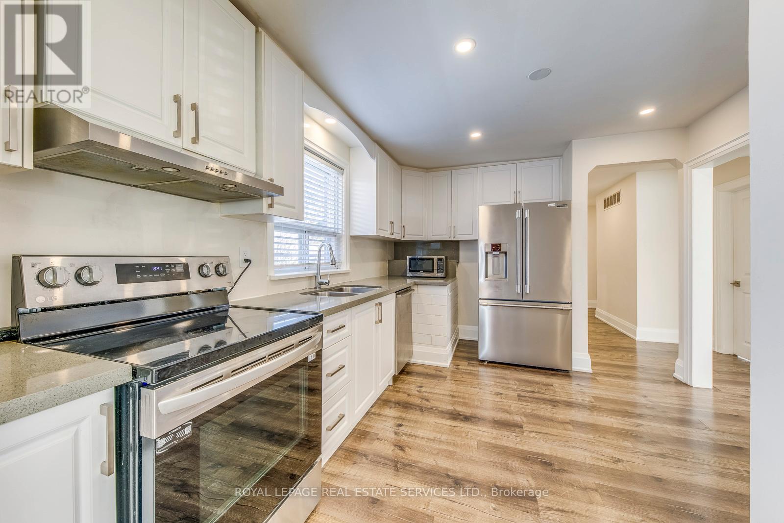 Upper - 91 Ravenscrest Drive, Toronto, Ontario  M9B 5N5 - Photo 17 - W12772800