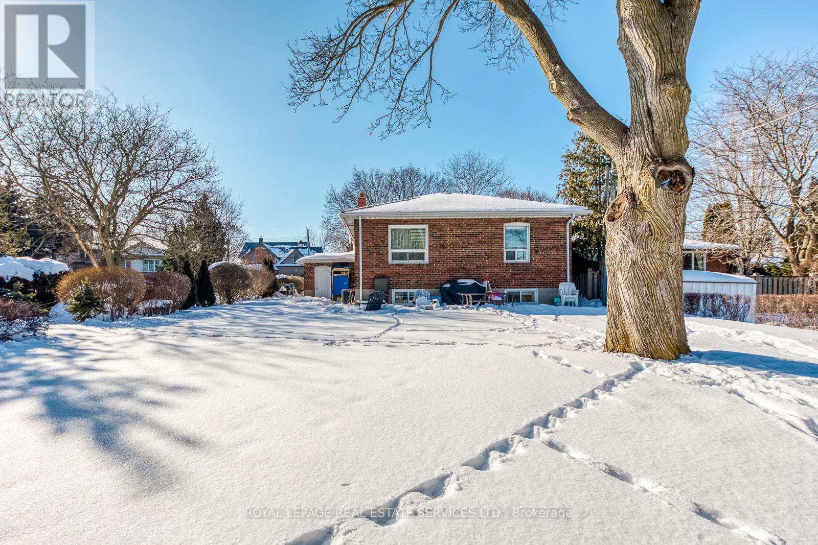 Upper - 91 Ravenscrest Drive, Toronto, Ontario  M9B 5N5 - Photo 31 - W12772800