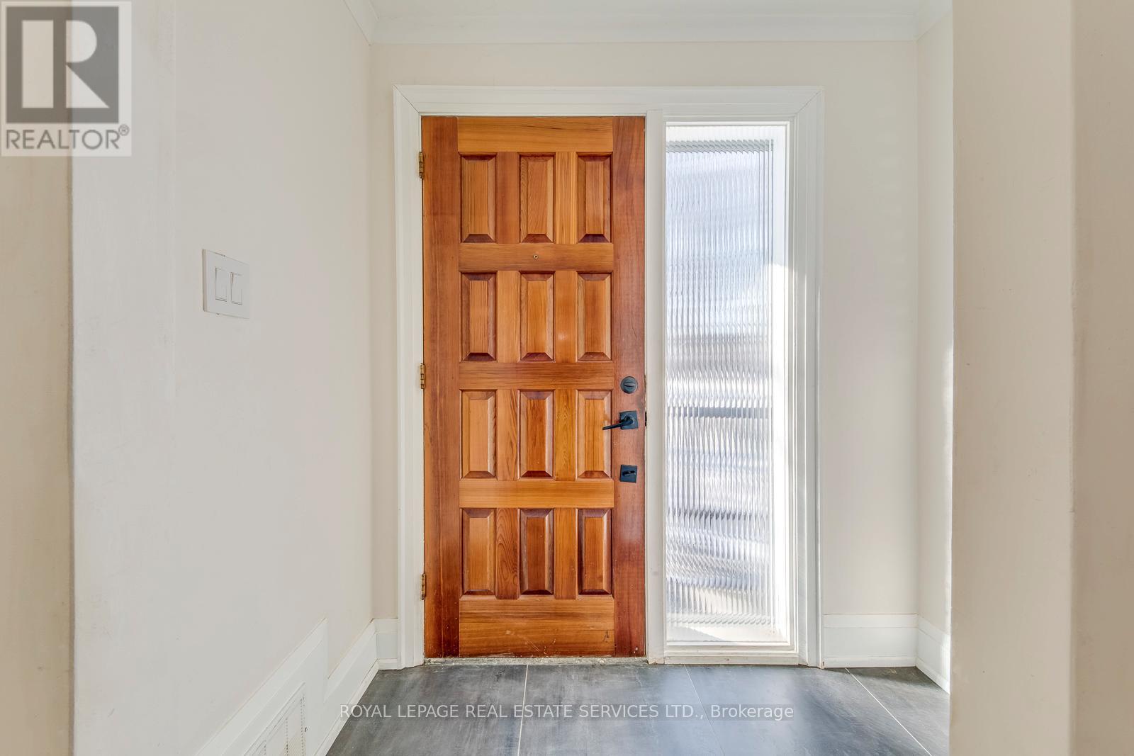 Upper - 91 Ravenscrest Drive, Toronto, Ontario  M9B 5N5 - Photo 4 - W12772800