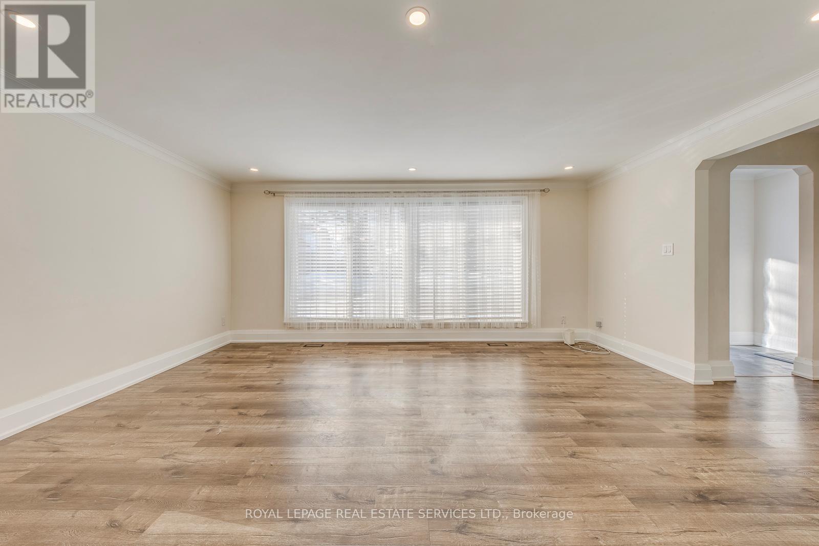 Upper - 91 Ravenscrest Drive, Toronto, Ontario  M9B 5N5 - Photo 9 - W12772800