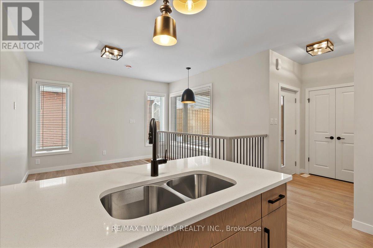 3 - 2 Pipers Green Court, Kitchener, Ontario  N2E 3C6 - Photo 10 - X12772808