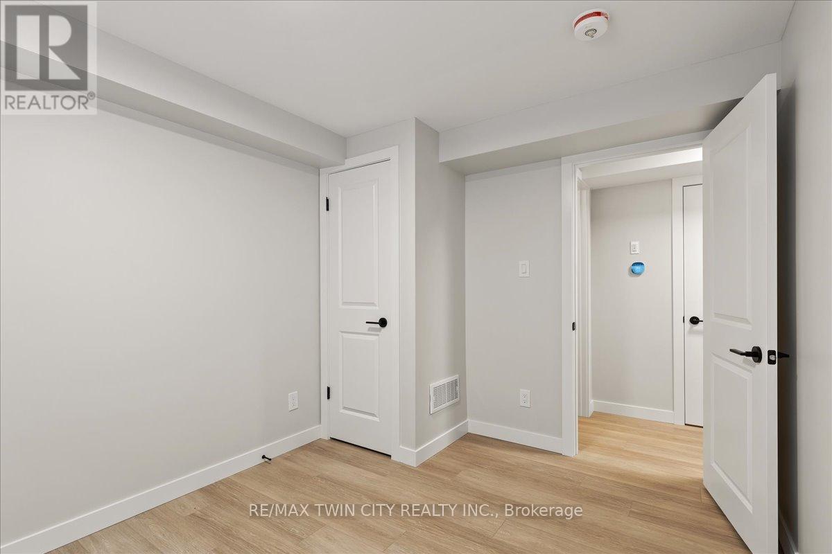 3 - 2 Pipers Green Court, Kitchener, Ontario  N2E 3C6 - Photo 17 - X12772808