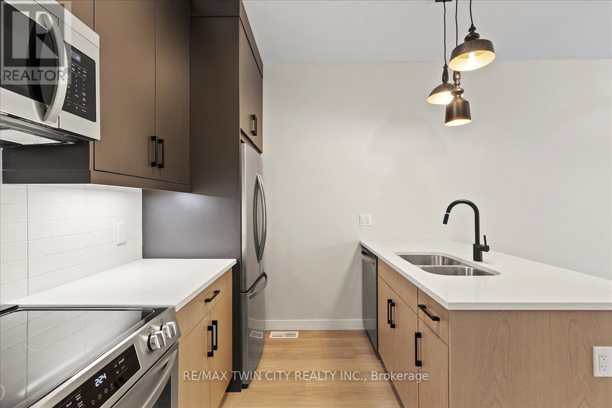 3 - 2 Pipers Green Court, Kitchener, Ontario  N2E 3C6 - Photo 8 - X12772808