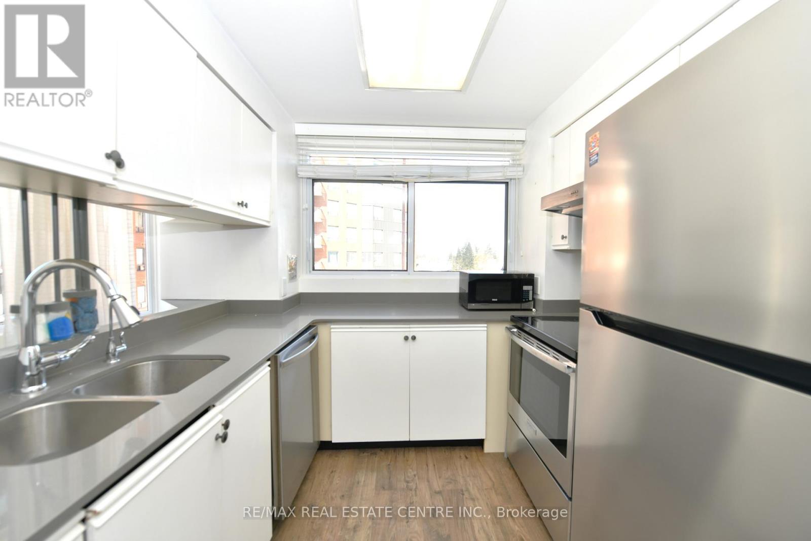 405 - 20 Ellen Street E, Kitchener, Ontario  N2H 6R7 - Photo 2 - X12772834