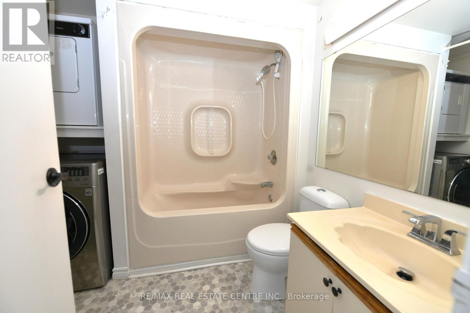 405 - 20 Ellen Street E, Kitchener, Ontario  N2H 6R7 - Photo 4 - X12772834