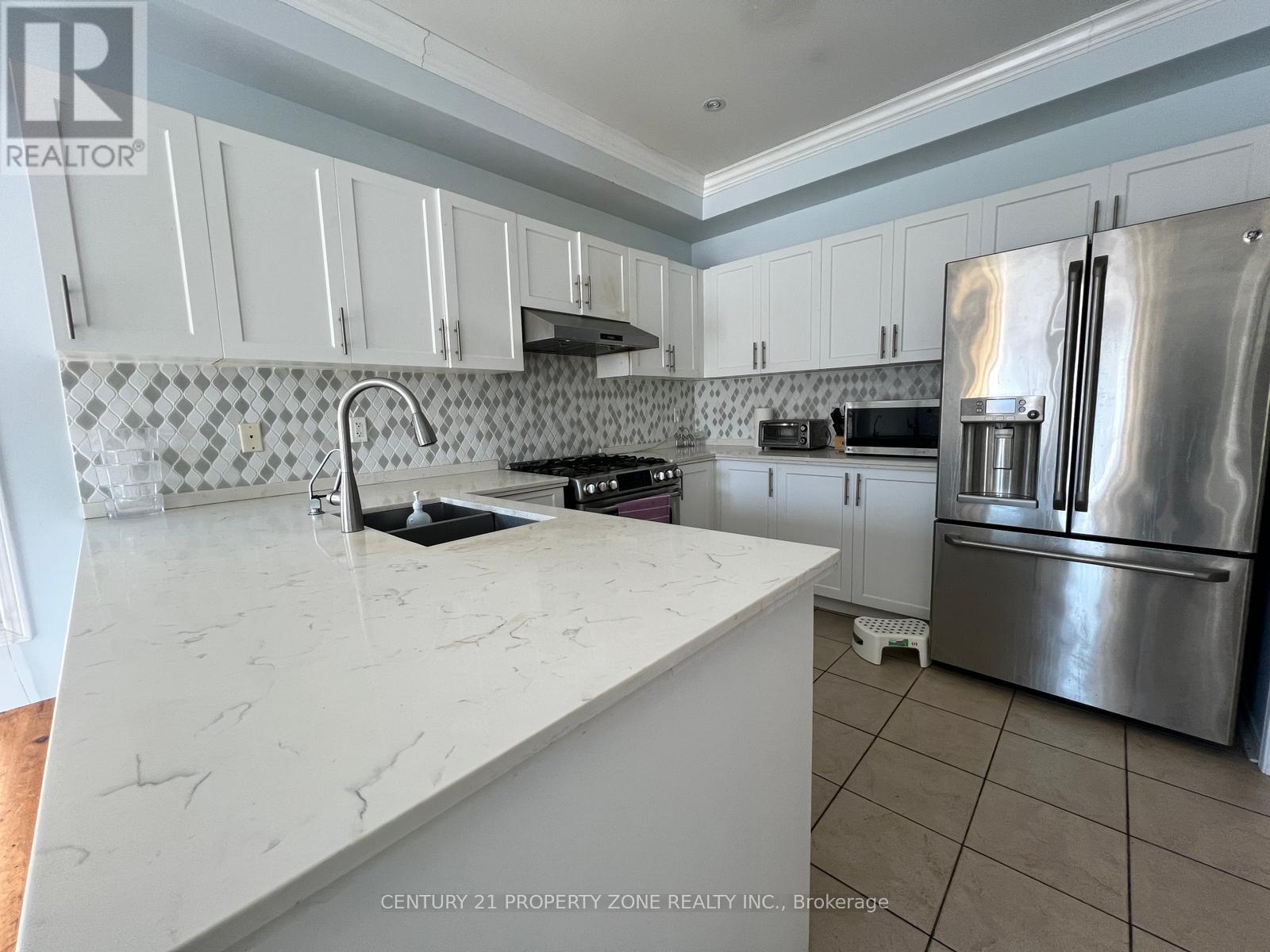 16 Cottontail Road, Brampton (Fletcher's Meadow), Ontario  L7A 3R3 - Photo 3 - W12738514