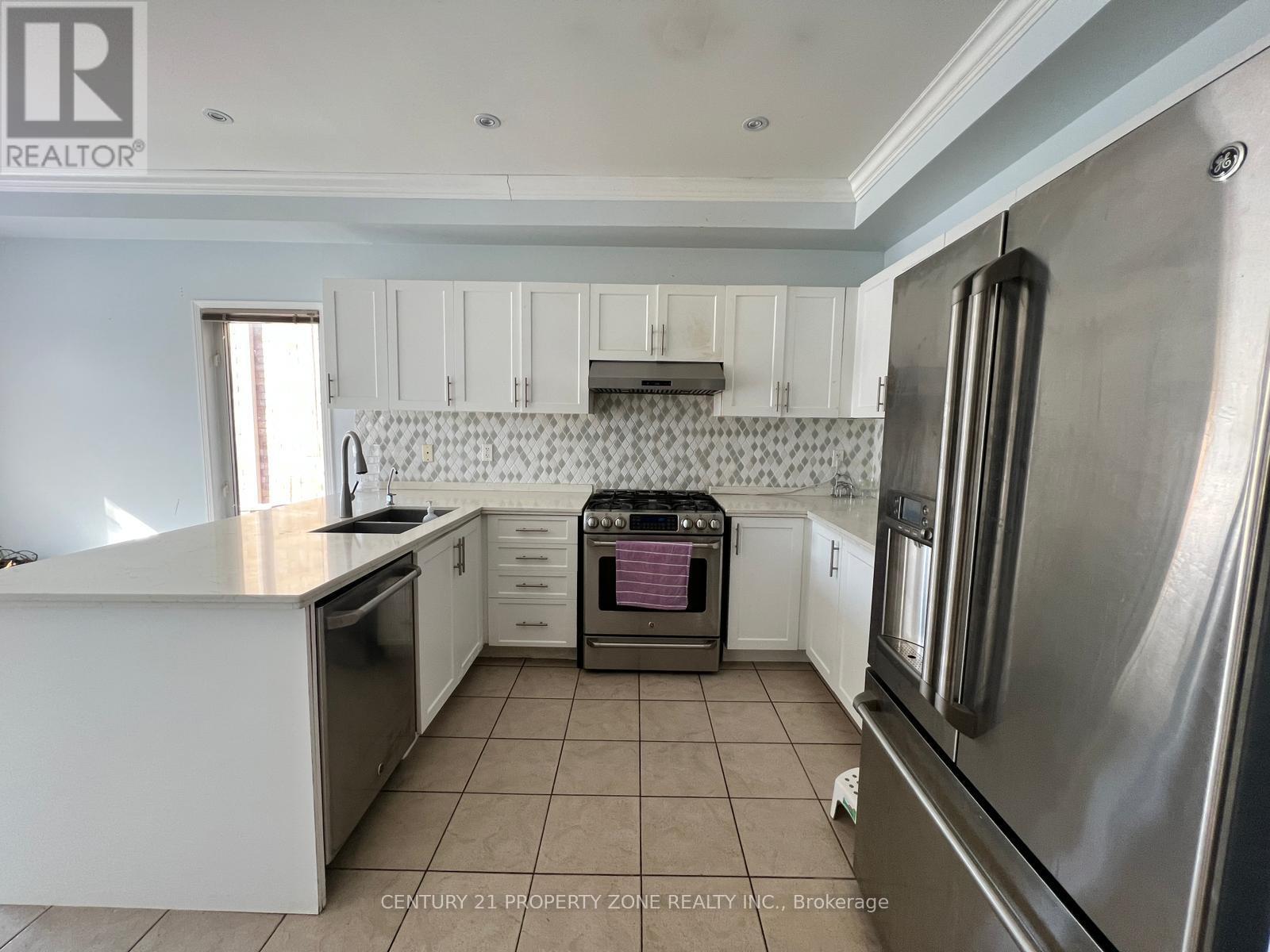 16 Cottontail Road, Brampton (Fletcher's Meadow), Ontario  L7A 3R3 - Photo 4 - W12738514