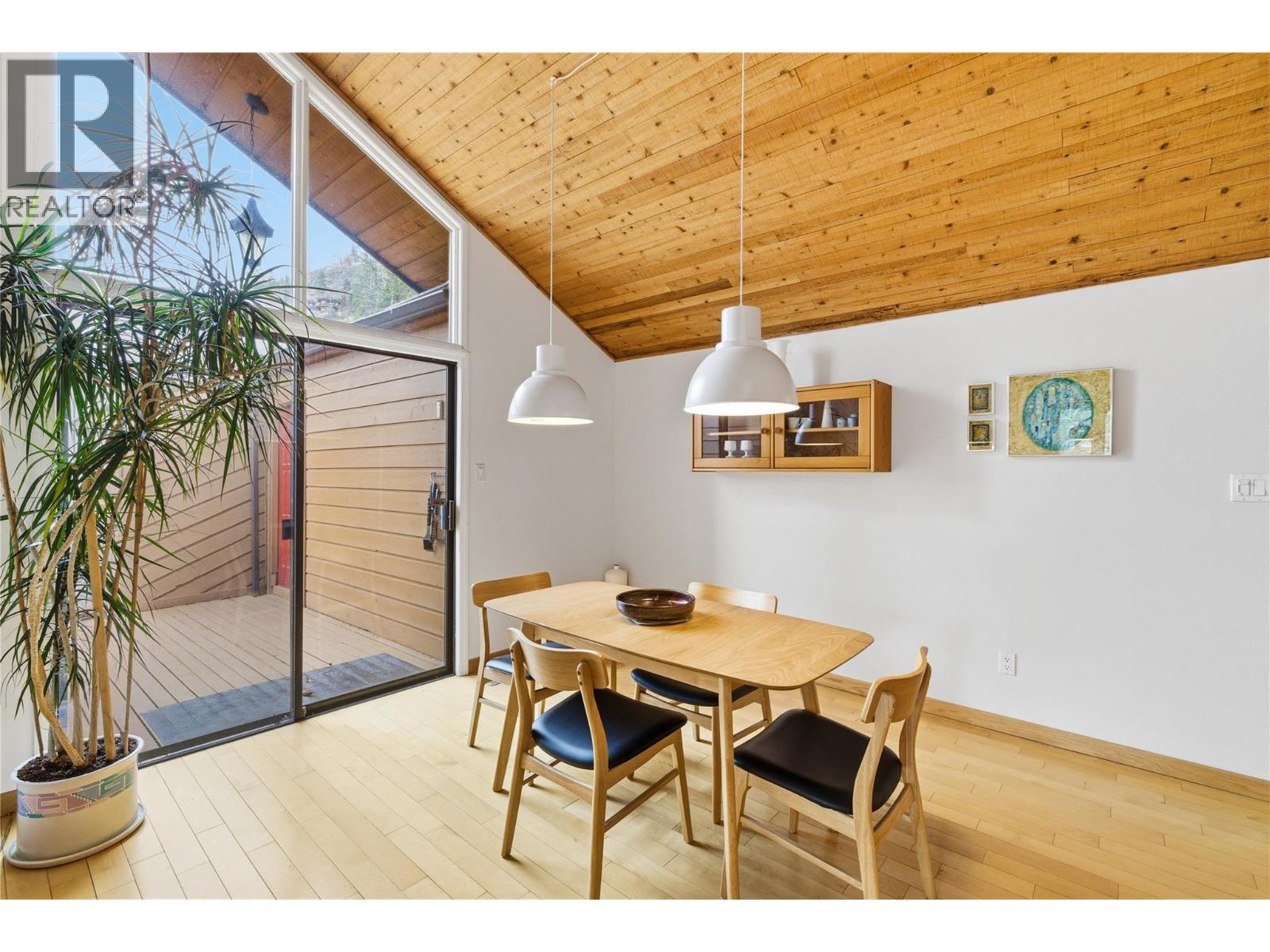 324 Clifton Road N Kelowna Photo 3